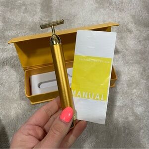 NIB Vibrating Facial Massager